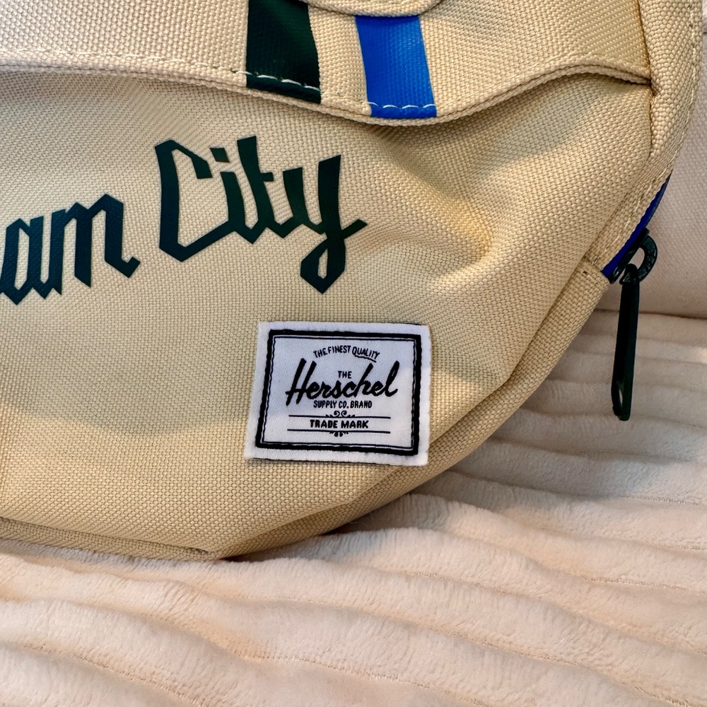 Milwaukee Bucks Herschel Supply Co. 2019/20 City Edition Nineteen Hipsack - Picture 3 of 4
